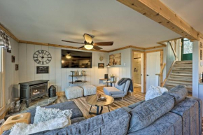 1 Mi to Skiing Beech Mountain Condo with Fireplace!